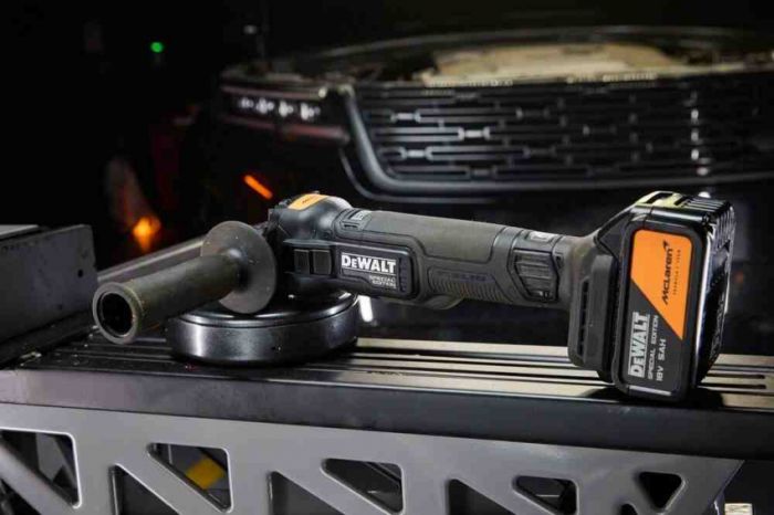 Шліфмашина кутова - болгарка акумуляторна безщіткова McLaren F1 TEAM SPECIAL EDITION DeWALT DCG45MP2T