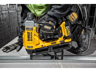 Пістолет гвоздезабивний акумуляторний безщітковий DeWALT DCN890P2