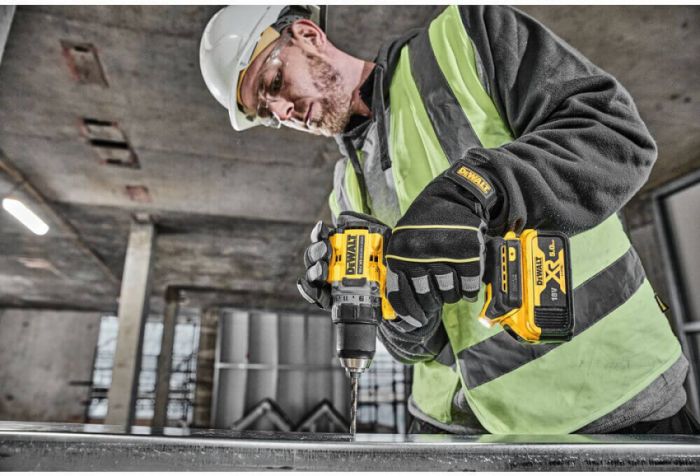 Дрель-шуруповёрт аккумуляторная бесщёточная DeWALT DCD800P2T