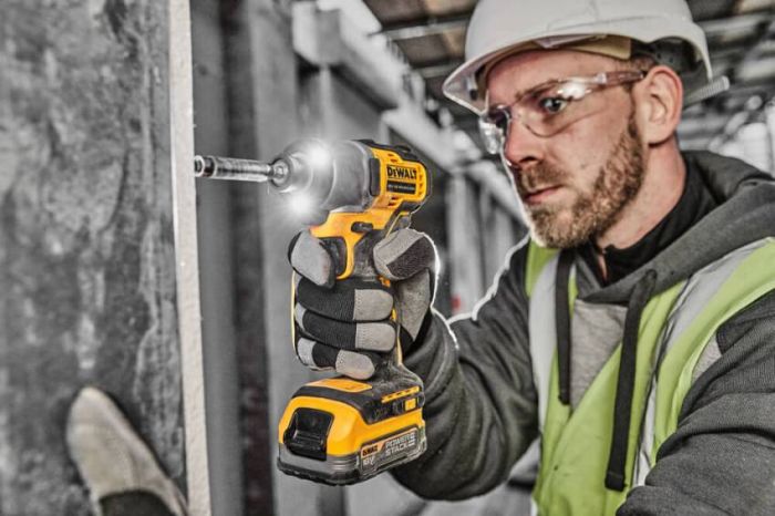 Дриль-шуруповерт акумуляторна безщіткова + подарунок DeWALT DCD800H2T+DCF840N