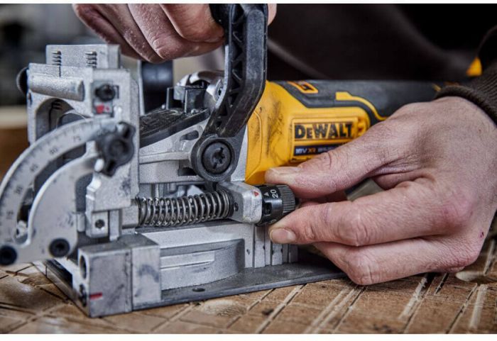 Фрезер акумуляторний безщітковий DeWALT DCW682NT