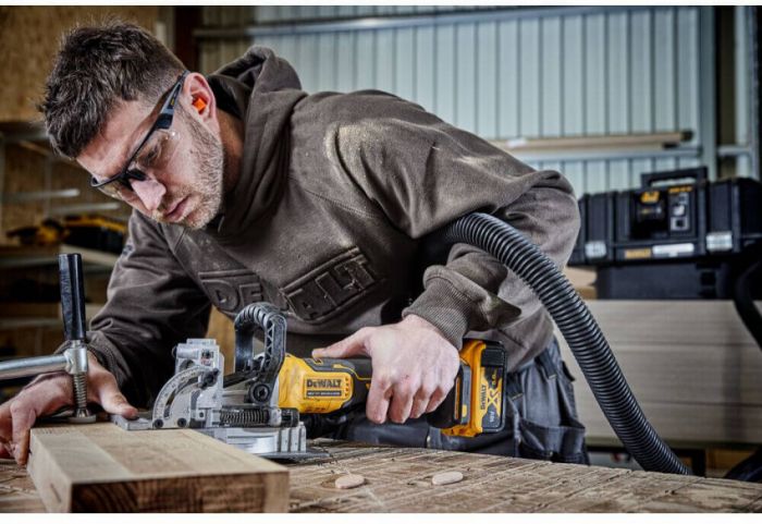 Фрезер акумуляторний безщітковий DeWALT DCW682NT