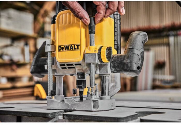 Фрезер мережевий DeWALT DWE625