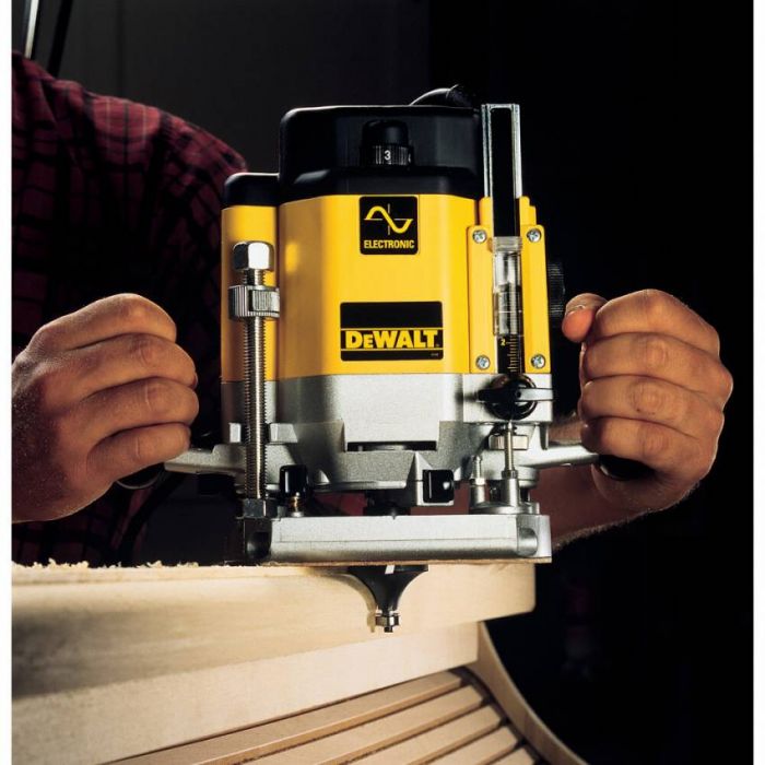 Мережевий маршрутизатор DeWALT DW625E