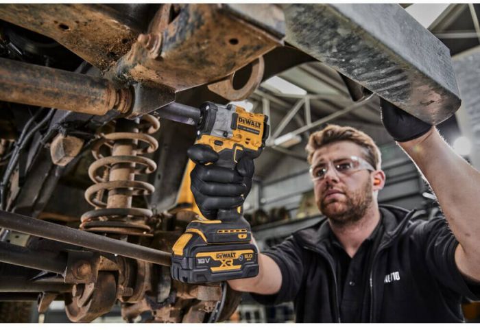 Гайковерт ударний акумуляторний безщітковий DeWALT DCF921NT