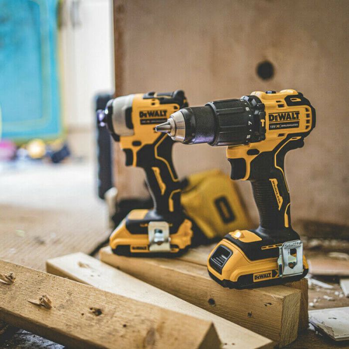 Набір з двох безщіткових інструментів DeWALT DCK2062D2T