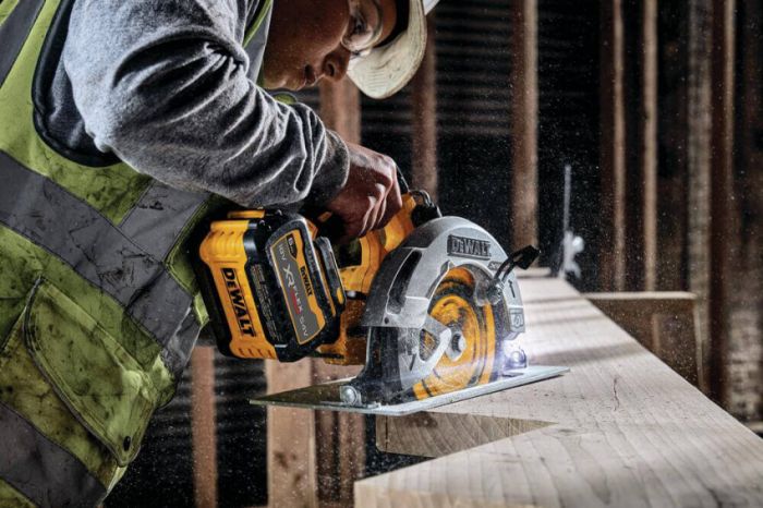 Пила дискова акумуляторна безщіткова DeWALT DCS573NT