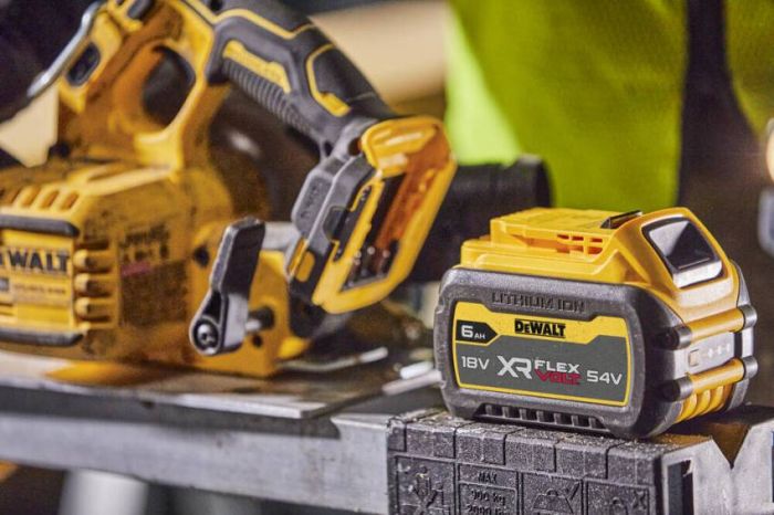 Пила дискова акумуляторна безщіткова DeWALT DCS573T1