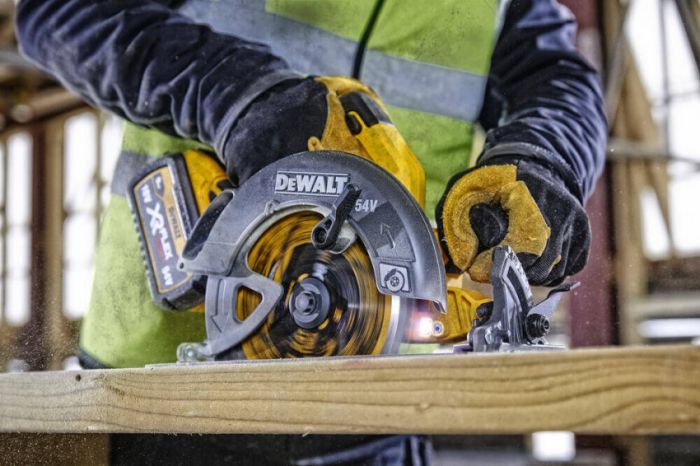 Пила дискова акумуляторна DeWALT DCS578N