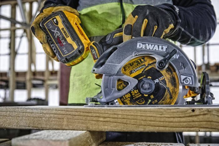 Пила дискова акумуляторна DeWALT DCS578NT