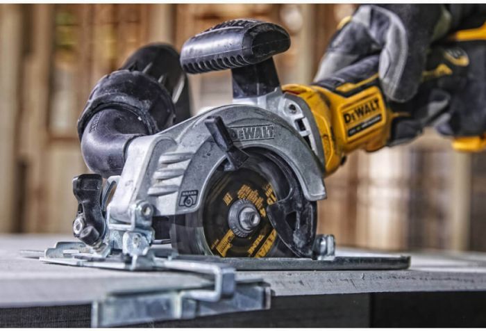 Пила дискова акумуляторна безщіткова DeWALT DCS571P2