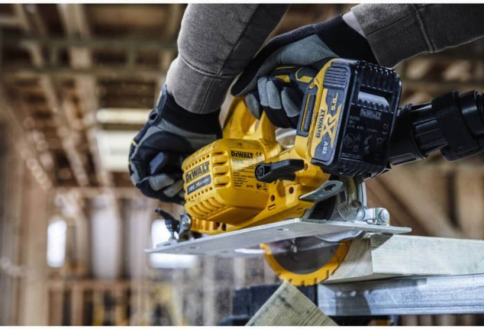 Пила дискова акумуляторна DeWALT DCS570N