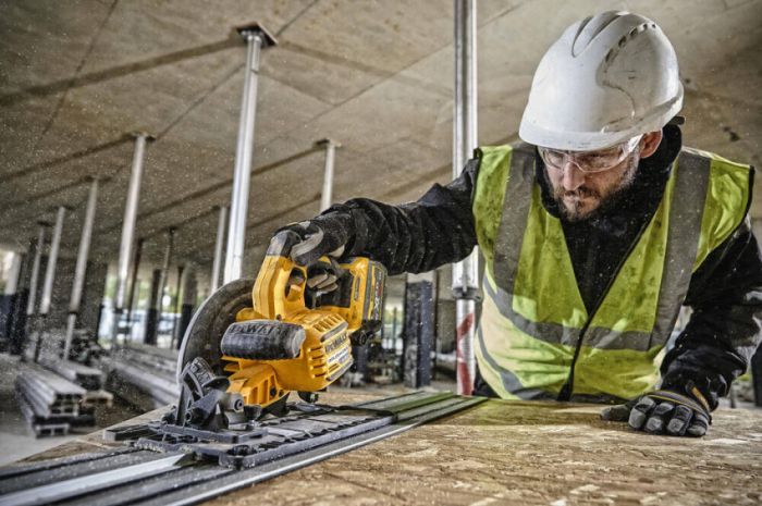 Пила дискова акумуляторна DeWALT DCS579T2