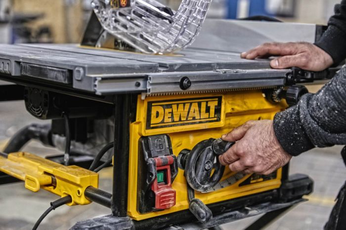 Пила настільна мережева DeWALT DWE7492