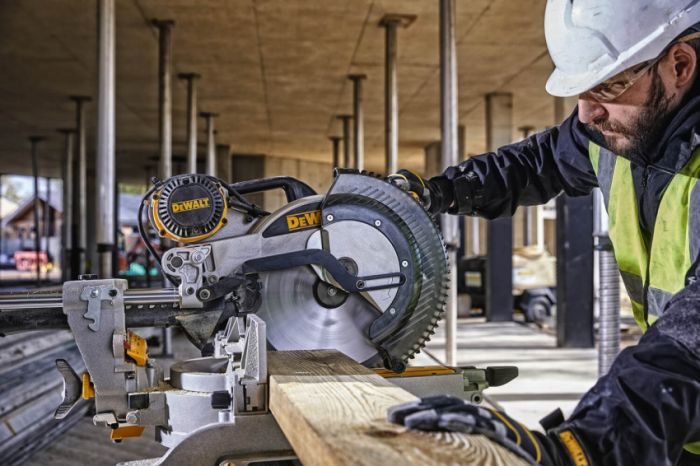 Пила настільна мережева DeWALT DWS780