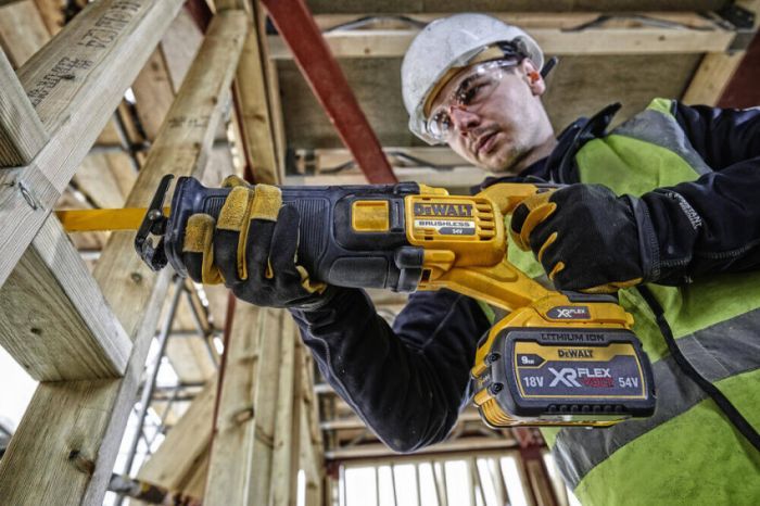 Пила шабельна акумуляторна DeWALT DCS389N