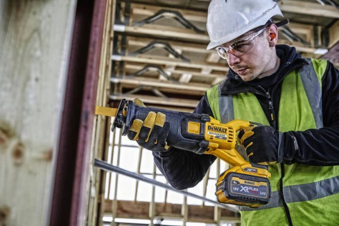 Пила шабельна акумуляторна DeWALT DCS389N