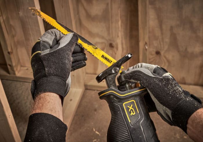 Пила шабельна акумуляторна DeWALT DCS382N