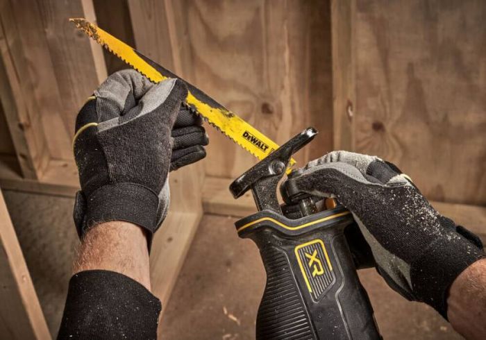 Пила шабельна акумуляторна DeWALT DCS382NT