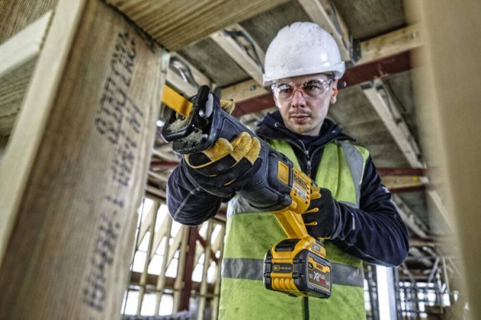 Пила шабельна акумуляторна DeWALT DCS389N