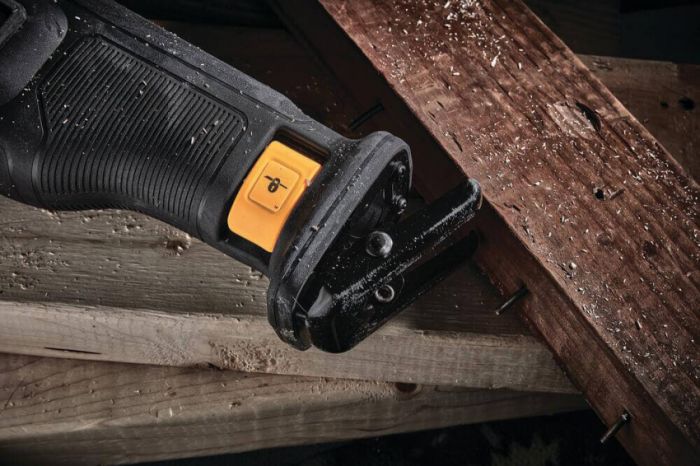 Пила шабельна акумуляторна DeWALT DCS386NT