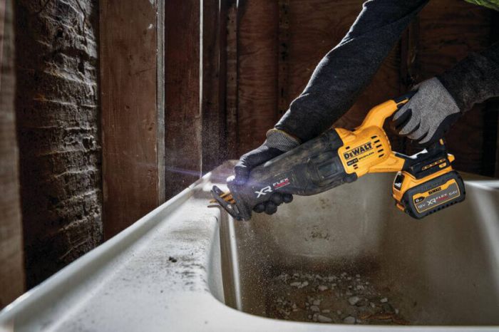 Пила шаблонна акумуляторна DeWALT DCS386T1