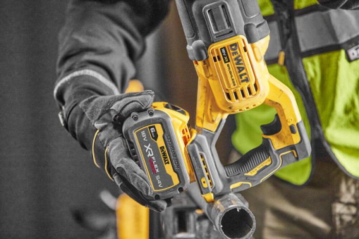 Пила шаблонна акумуляторна DeWALT DCS386T1