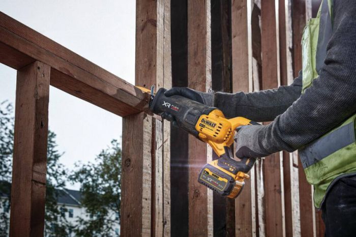 Пила шаблонна акумуляторна DeWALT DCS386T1