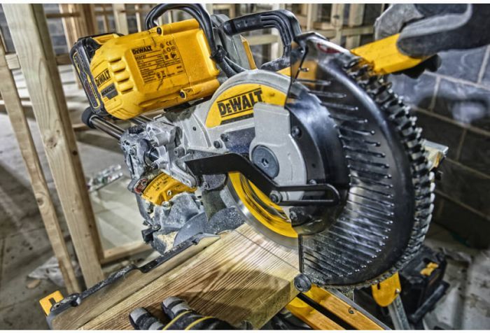 Пила торцювальна безщіткова акумуляторна DeWALT DCS727N