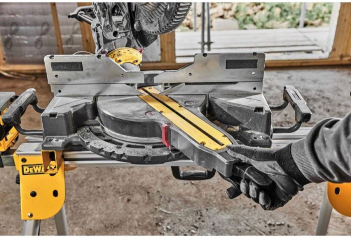 Пилка торцювальна акумуляторна безщіткова DeWALT DCS781N