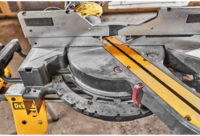 Пилка торцювальна акумуляторна безщіткова DeWALT DCS781N