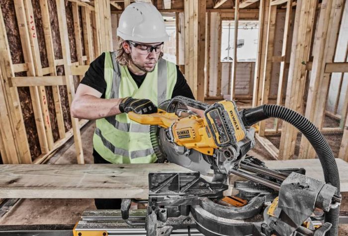 Пилка торцювальна акумуляторна безщіткова DeWALT DCS781N