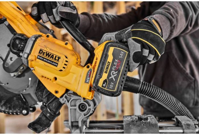 Пилка торцювальна акумуляторна безщіткова DeWALT DCS781N