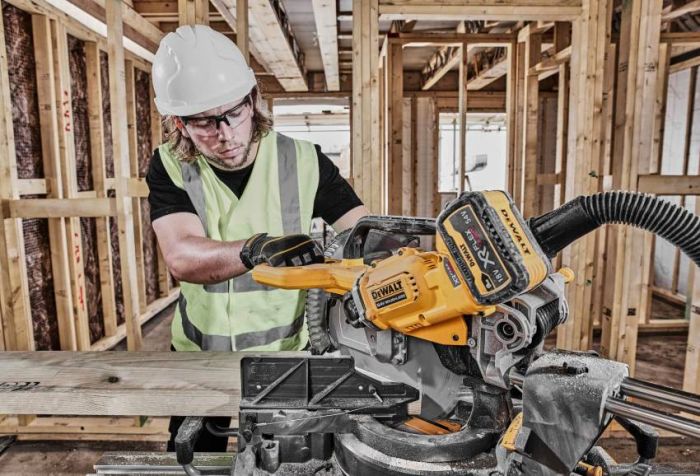 Пилка торцювальна акумуляторна безщіткова DeWALT DCS781X2