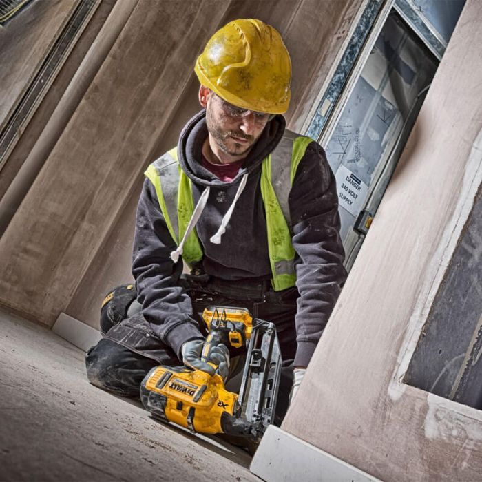 Пістолет гвоздезабивний акумуляторний безщітковий DeWALT DCN660D2