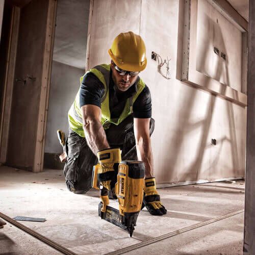 Пістолет гвоздезабивний акумуляторний безщітковий DeWALT DCN680D2