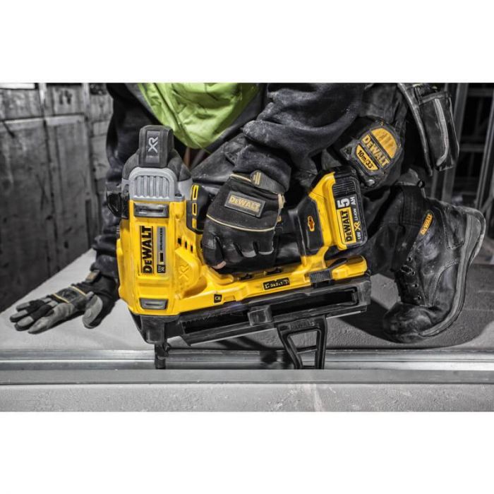 Пістолет гвоздезабивний акумуляторний безщітковий DeWALT DCN890P2