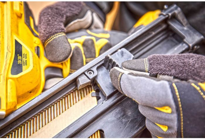 Пістолет цвяхозабивний акумуляторний безщітковий DeWALT DCN930N