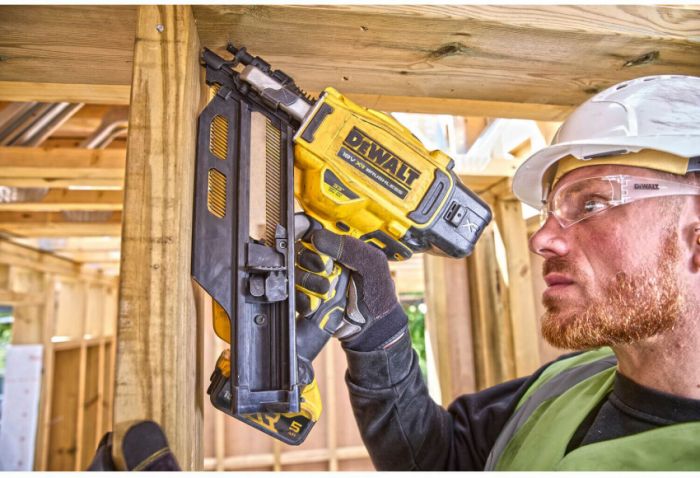 Пістолет цвяхозабивний акумуляторний безщітковий DeWALT DCN930P2