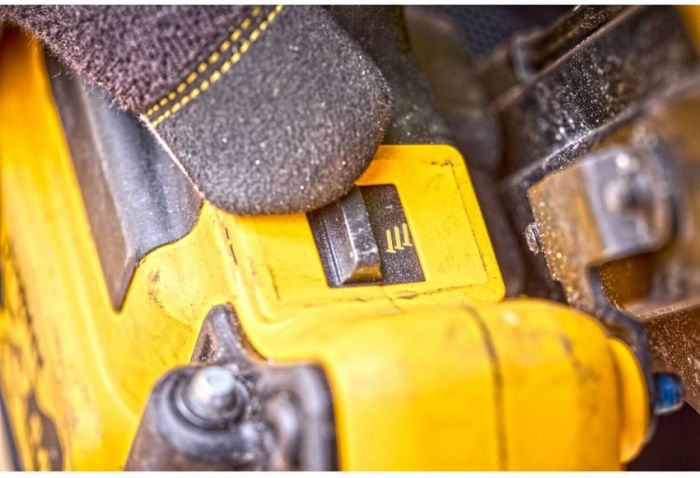 Пістолет цвяхозабивний акумуляторний безщітковий DeWALT DCN930P2