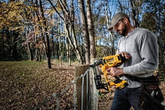 Степлер скобозабивний акумуляторний безщітковий DeWALT DCFS950P2