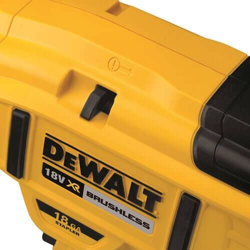 Степлер скобозабивний акумуляторний безщітковий DeWALT DCN681N