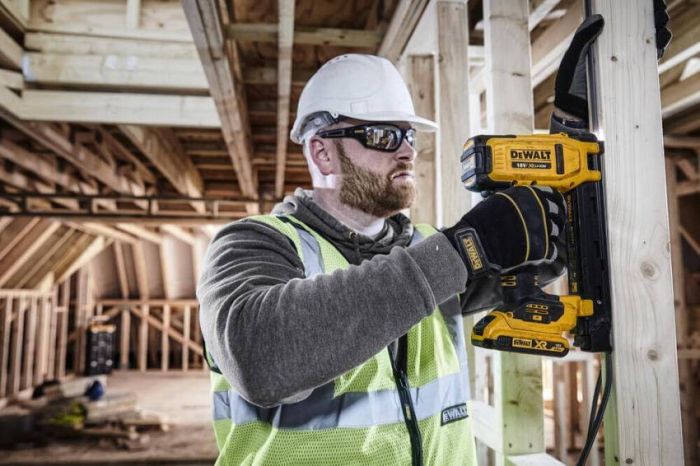 Степлер скобозабивний акумуляторний DeWALT DCN701D2