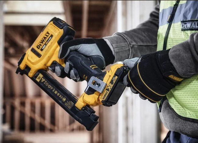 Степлер скобозабивний акумуляторний DeWALT DCN701D2