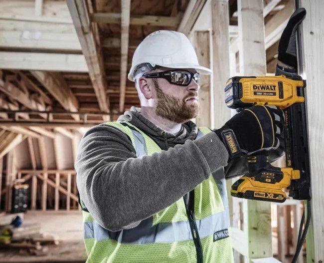 Степлер скобозабивний акумуляторний DeWALT DCN701D2