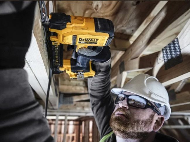 Степлер скобозабивний акумуляторний DeWALT DCN701D2