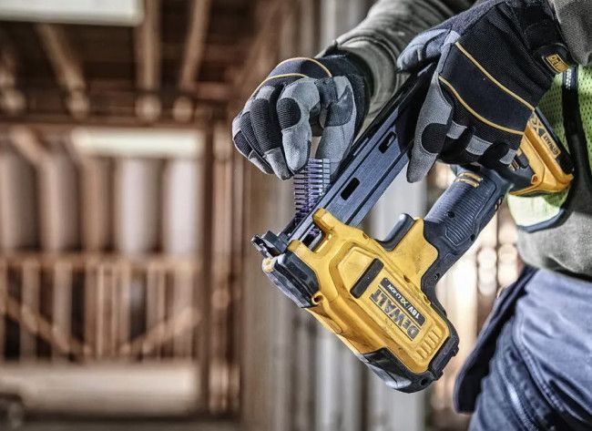 Степлер скобозабивний акумуляторний DeWALT DCN701D2